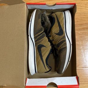 Men’s slightly worn 9 Nike Flyknit Trainer